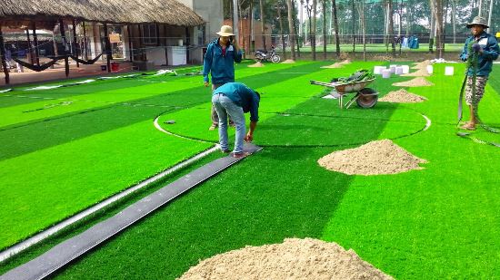 Thảm cỏ nhân tạo được sử dụng nhiều để làm sân bóng đá