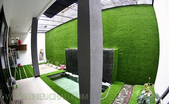 Một mảng tường xanh làm từ thảm cỏ nhân tạo